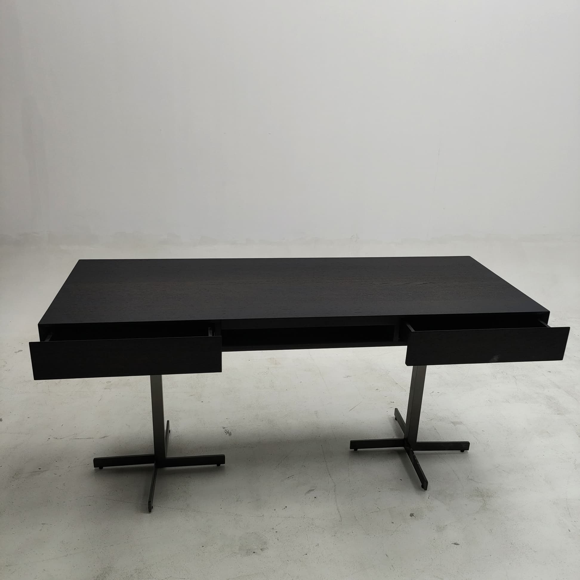 Close Desk 3